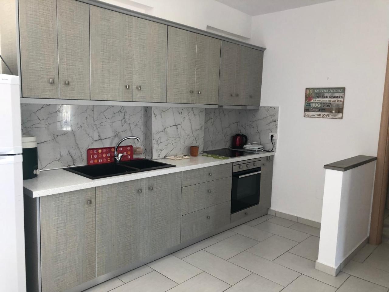 Menikos Apartment *
