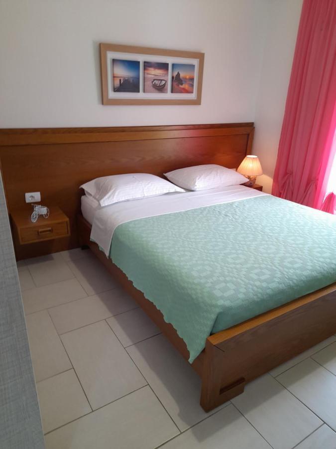 Menikos * Himare